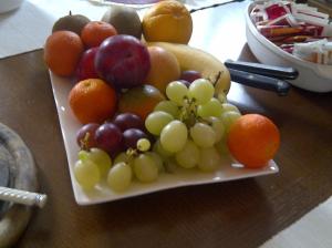 圣科斯坦佐迪梅尔住宿加早餐旅馆的木桌上的一盘水果