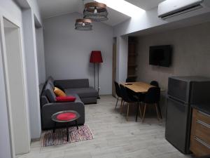 弗热希尼亚Apartamenty Rynek的客厅配有沙发和桌子