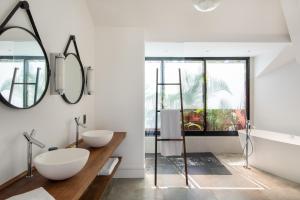 里约热内卢Villa Paranaguá Hotel & Spa - Boutique Hotel的浴室设有2个水槽和镜子