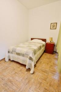 万查科Apartment Acogedor的一间卧室配有一张床,铺有木地板