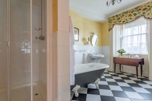 巴伦特雷格列纳普城堡酒店的带浴缸和盥洗盆的浴室