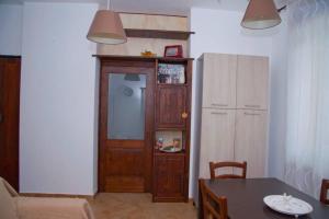 奥瓦达La Casa Di MIK的客厅配有桌子和冰箱