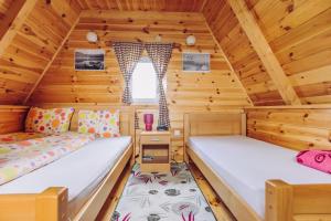 扎布利亚克Cottage Borje的小木屋内一间卧室,配有两张床
