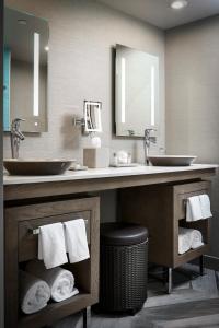 绿湾Lodge Kohler的浴室设有2个水槽和2面镜子