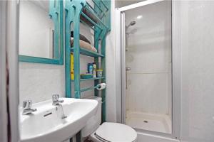 勒威克Unique, perfectly located town centre house的一间带水槽、卫生间和淋浴的浴室