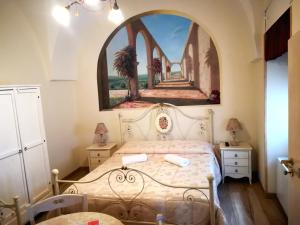 马丁纳弗兰卡Archetto Bianco的一间卧室配有一张壁画床