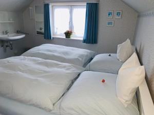 文尼斯塔特Haus Boy Jensen Wohnung Dünenblick的卧室设有两张单人床、水槽和窗户。