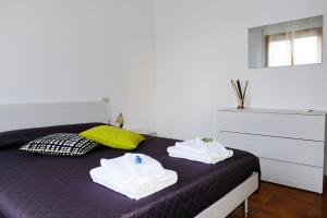 切塔尔多La Casina di Certaldo的一间卧室配有带毛巾的床