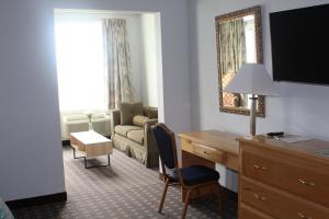 纳拉甘西特大西洋之家旅馆的酒店客房配有书桌和沙发。