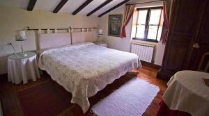 戈特赫斯阿特亚加Casa Rural Ozollo的一间卧室设有一张大床和一个窗户。