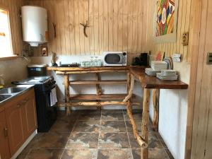梅利佩乌科Doña Marta del Truful的厨房配有木桌和微波炉