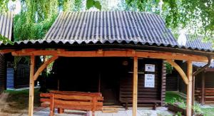 卡特兹奥布萨维KRESNIČKA的前面设有长凳的木制凉亭