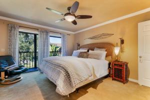 迈尔斯堡海滩#1 Island Hideaway的一间卧室配有一张带吊扇和窗户的床。