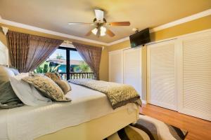 迈尔斯堡海滩#1 Island Hideaway的一间卧室配有一张床和吊扇