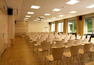 卢森堡卢森堡市青年旅舍的教室里一排椅子的房间