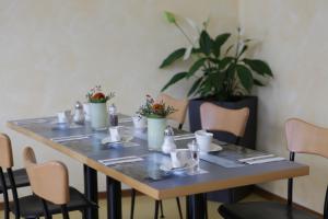 卡塞尔卡塞尔城市酒店的桌子和椅子,墙上有植物