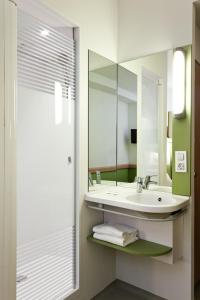 鲁汶埃塔鲁汶中心酒店的一间带水槽和镜子的浴室