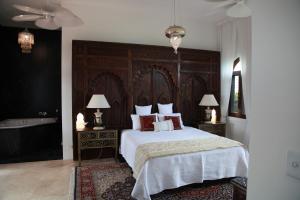 TerranoraJodha Bai Retreat的一间卧室设有一张大床和一个浴缸