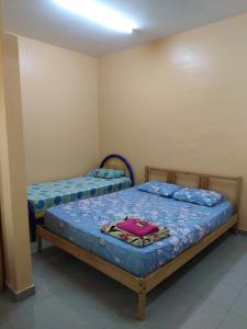 巴生Homestay Teratak Umi Klang的一间卧室,配有两张床