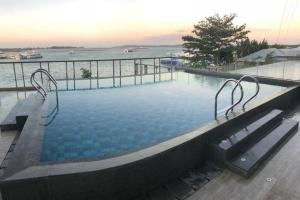 巴淡岛中心LOVINA 7-AE at One Residence (beside Harris Hotel)的享有水景的大型游泳池