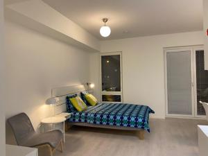 赫尔辛基Stylished and Bright studio apartment的一间卧室配有一张带黄色枕头的床。