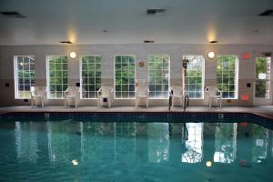 杜邦杜邦费尔布里奇套房酒店的一个带椅子的游泳池和一个游泳池