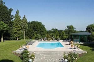 桑畔斯蒙特乔利城堡酒店的一个带椅子的游泳池和一个凉亭