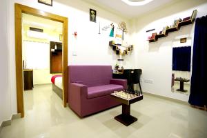 Base9 Cochin Airport Hotel的休息区