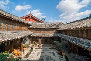 丽江丽江丽泽雅舍木府院（古城画院客栈）的一座带屋顶的亚洲建筑中的庭院