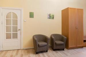 希奥利艾Pigi nakvyne的两个椅子,位于一个有门和橱柜的房间