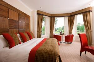 因弗内斯格伦莫里斯顿联排别墅酒店的酒店客房设有一张床、一张书桌和窗户。