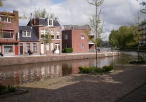 吕伐登B&B de Ferver的城市中拥有房屋和建筑物的河流