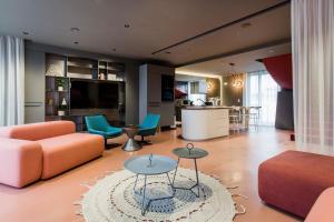 布达佩斯K52 luxury 4BDRM 4BTHRM apartment的客厅配有沙发和桌子