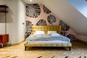 布达佩斯K52 luxury 4BDRM 4BTHRM apartment的阁楼卧室配有黄色的床