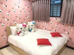 台北西门町Jacky的家的两个小猫把宠物塞在床上