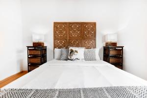 埃尔塔特弗洛克公寓的一间卧室配有一张带2个床头柜的大型白色床