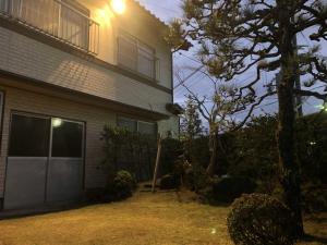 IwatakiGINGAYA的前面有一棵树的房子