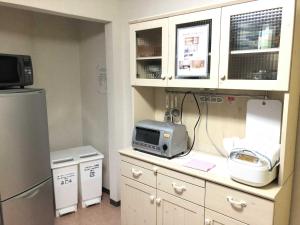 IwatakiGINGAYA的厨房配有微波炉和冰箱。