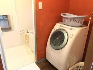 IwatakiGINGAYA的小房间里的洗衣机和烘干机