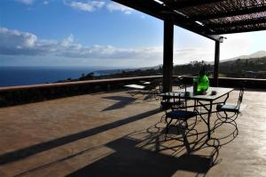 潘泰莱里亚Horizon Pantelleria的海景露台配有桌椅