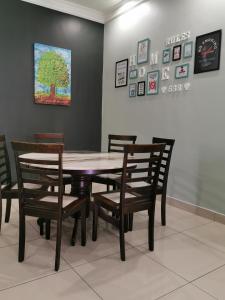 芙蓉DF ZaheenulFitri Homestay (Muslim Homestay)的一间带桌椅的用餐室