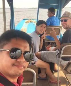 Kâmpóng KhleăngST 63 Home Stay & Tour Kampong Khleang的一群人坐在船上