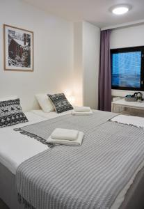 赫尔辛基Inn Tourist Hostel的一间卧室设有两张床和窗户。