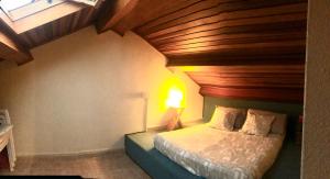 伊斯兰蒂拉Ático, Islantilla的一间卧室设有一张木天花板床。
