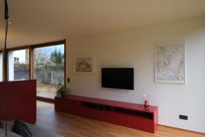 卢斯特瑙Ferienhaus S11 Lustenau的客厅设有壁挂式平面电视。