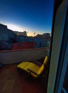 阿尔勒At Home in Arles的屋顶上的一个黄色椅子