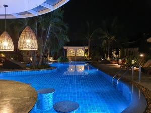 卡塔海滩BLU PINE Villa & Pool Access - SHA Plus的夜间游泳池