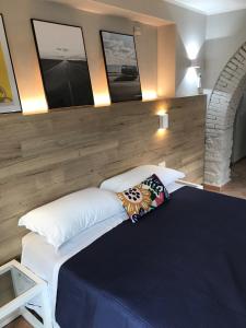 斯卡尔利诺Le Coste Casa Vacanze的一间卧室配有一张大床和两个枕头