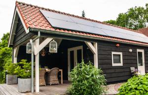 NumansdorpBed & Breakfast De Schuur Inn的屋顶太阳能屋顶,位于带甲板的房子