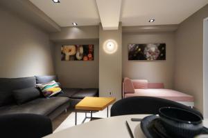 东京Real Life Kudanshita的客厅配有沙发和桌子